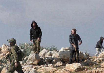 مستوطنون يرعون أغنامهم في أراضي كيسان شرق بيت لحم