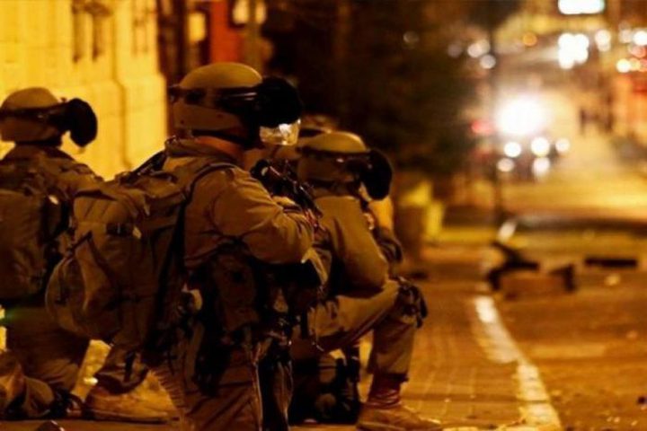 الاحتلال يعتقل مواطنا ومستوطنون يلاحقون المزارعين في مسافر يطا بالخليل