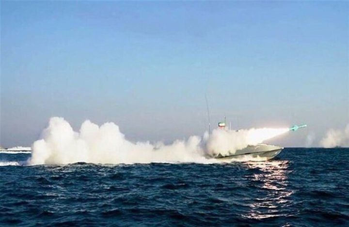 إيران تطلق صواريخ بعيدة المدى خلال مناورات بحرية قرب مضيق هرمز