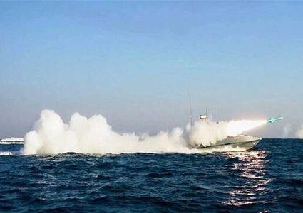 إيران تطلق صواريخ بعيدة المدى خلال مناورات بحرية قرب مضيق هرمز