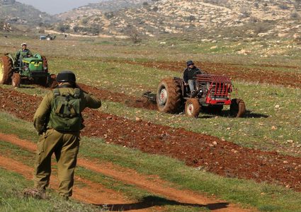 مستوطنون يشرعون بحراثة أرض زراعية جنوب شرق بيت لحم