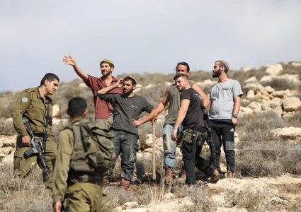 مستوطنون يعتدون على أراضي المواطنين في مخماس