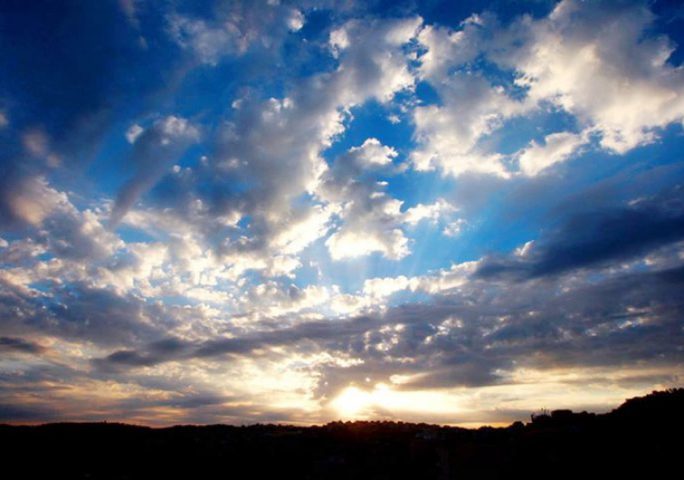 حالة الطقس: أجواء غائمة وحالة من عدم الاستقرار الجوي اعتبارا من ساعات المساء