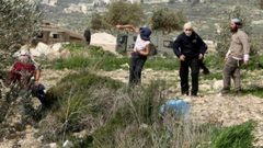 إصابة مسنة وحفيدها ومتضامنتين أجنبيتين في اعتداء للمستوطنين شرق رام الله