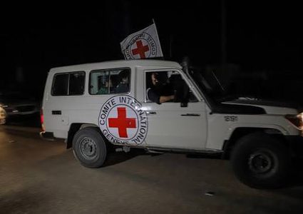 الصليب الأحمر يسهّل نقل خمسة معتقلين فلسطينيين لمستشفى شهداء الأقصى بدير البلح