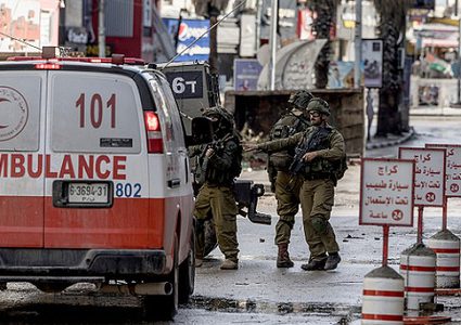 قوات الاحتلال تعتقل طاقم إسعاف عند مدخل البيرة الشمالي