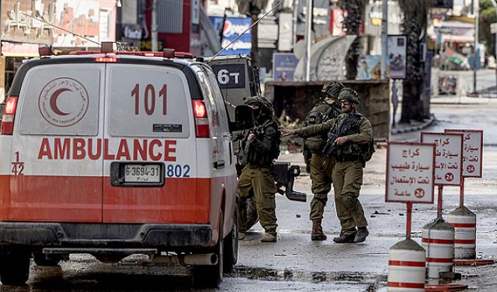 قوات الاحتلال تعتقل طاقم إسعاف عند مدخل البيرة الشمالي