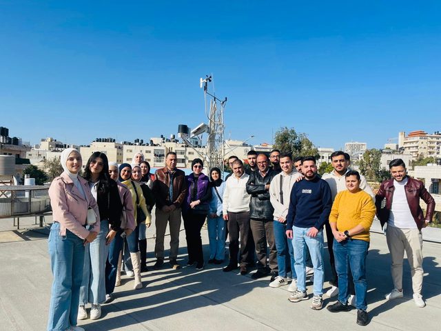 زيارة علمية لطلبة جامعة النجاح للاطلاع على آليات الرصد الجوي والتنبؤ المناخي