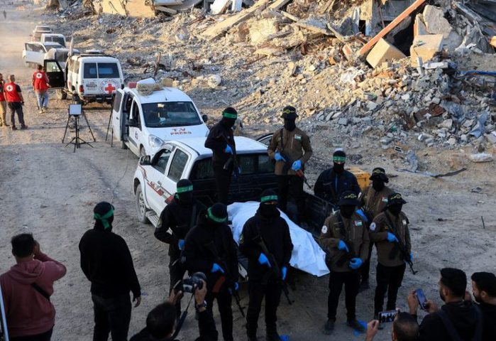 إسرائيل: حماس والصليب الأحمر يستأنفان البحث عن جثة آخر محتجز