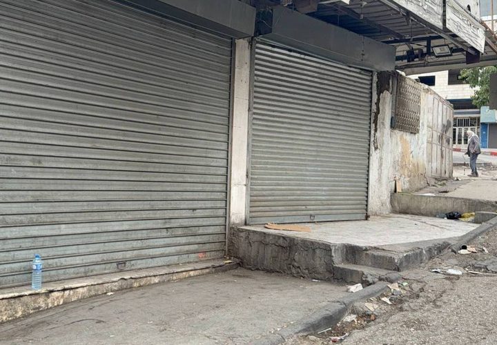 الاضراب الشامل يعم مدينة الخليل تنديدا بإعدام قوات الاحتلال لمواطنين اثنين في منطقة باب الزاوية يوم أمس.