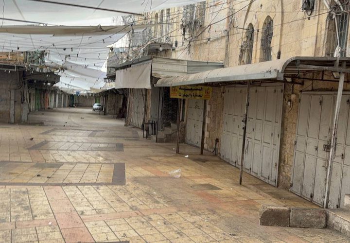 الاضراب الشامل يعم مدينة الخليل تنديدا بإعدام قوات الاحتلال لمواطنين اثنين في منطقة باب الزاوية يوم أمس.