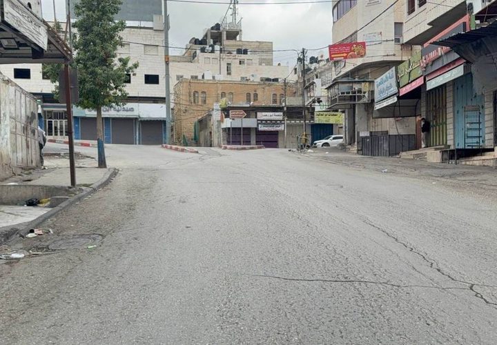 الاضراب الشامل يعم مدينة الخليل تنديدا بإعدام قوات الاحتلال لمواطنين اثنين في منطقة باب الزاوية يوم أمس.