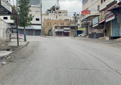 الاضراب الشامل يعم مدينة الخليل تنديدا بإعدام قوات الاحتلال لمواطنين اثنين في منطقة باب الزاوية يوم أمس.