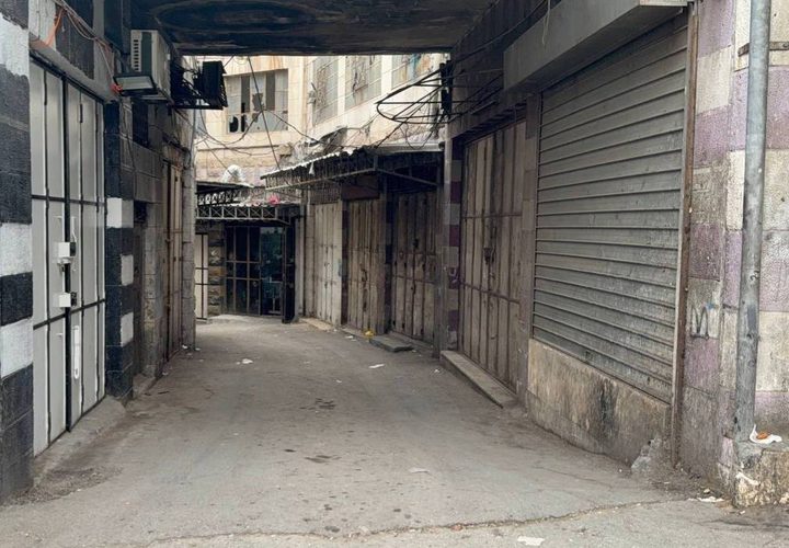 الاضراب الشامل يعم مدينة الخليل تنديدا بإعدام قوات الاحتلال لمواطنين اثنين في منطقة باب الزاوية يوم أمس.