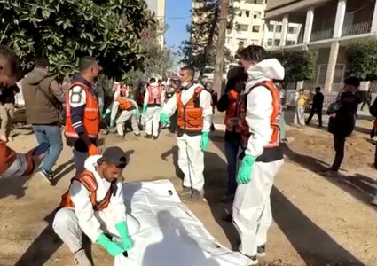 الدفاع المدني في غزة ينقل جثامين فلسطينيين دُفنوا في مستشفى الأهلي العربي