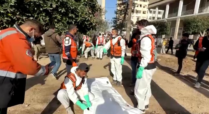 الدفاع المدني في غزة ينقل جثامين فلسطينيين دُفنوا في مستشفى الأهلي العربي