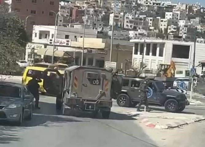 الاحتلال يقتحم بروقين ويحتجز مواطنين