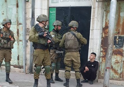 الاحتلال يعتقل شابا من الخليل