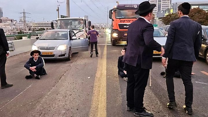 سيارة تقتحم تجمعا خلال مظاهرة للحريديم ضد التجنيد ببني براك