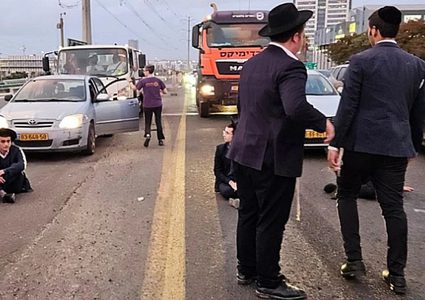 سيارة تقتحم تجمعا خلال مظاهرة للحريديم ضد التجنيد ببني براك