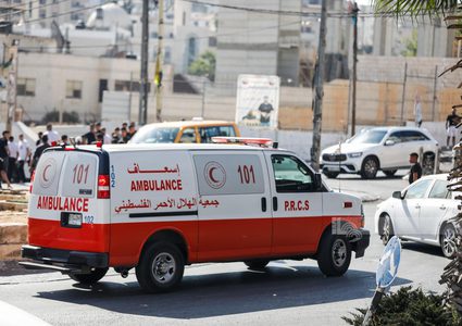 الهلال الأحمر: إصابة شاب بالرصاص الحي قرب جدار الفصل في الرام