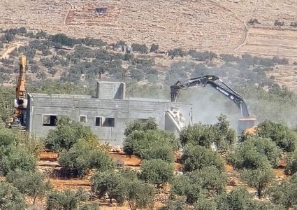 الاحتلال يهدم ثلاثة منازل مأهولة في تجمع قرى غرب يطا جنوب الخليل