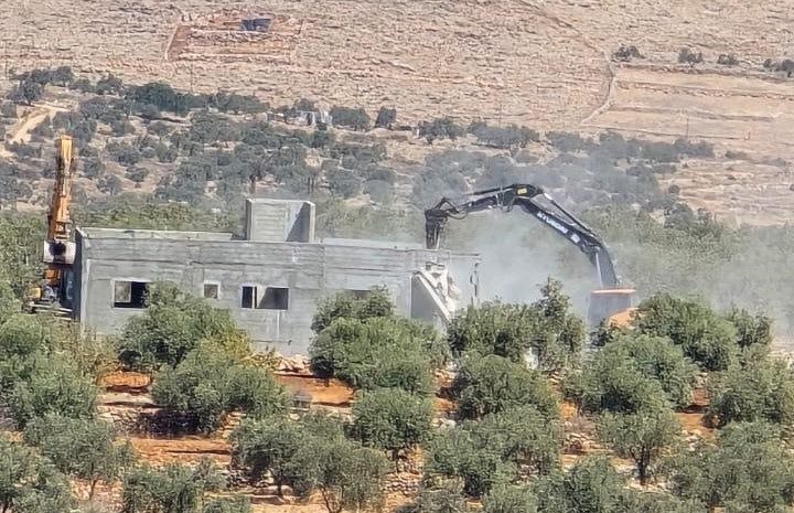 الاحتلال يهدم ثلاثة منازل مأهولة في تجمع قرى غرب يطا جنوب الخليل