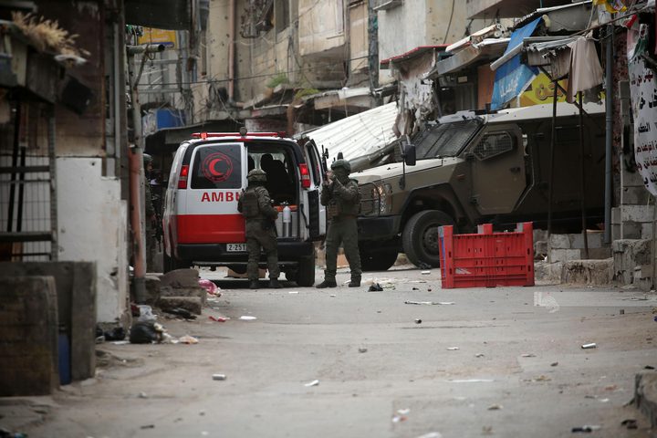 إصابتان احداهما لطفل بالرصاص خلال اقتحام الاحتلال مخيم الأمعري جنوب رام الله
