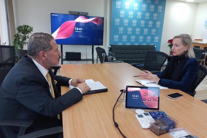 الممثل الخاص للرئيس "ياسر عباس" يلتقي مديرة الأونروا في لبنان