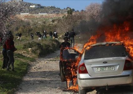 مستوطنون يحرقون مركبة وجرار زراعي ويهاجمون منازل المواطنين في مسافر يطا