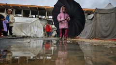 غرق خيام النازحين في غزة مع بداية المنخفض الجوي