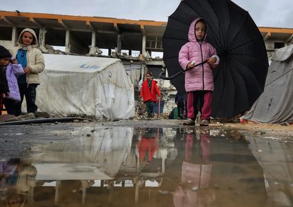 غرق خيام النازحين في غزة مع بداية المنخفض الجوي