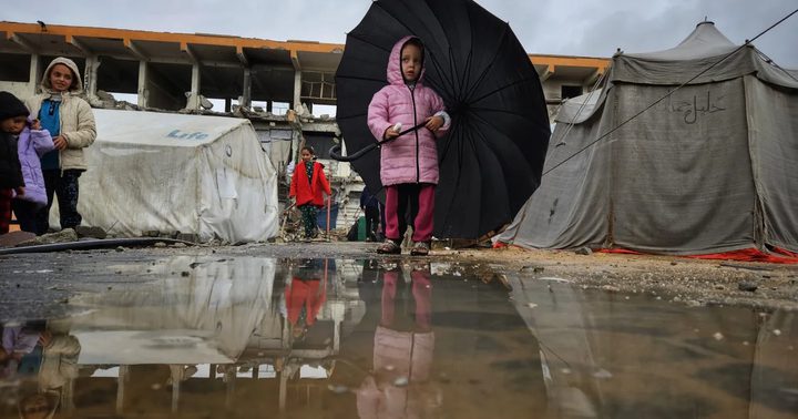 غرق خيام النازحين في غزة مع بداية المنخفض الجوي