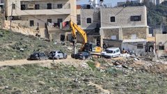 الاحتلال يشرع في هدم موقف سيارات وغرفة متنقلة في حي رأس خميس بالقدس