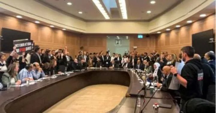 احتجاج عائلات قتلى 7 أكتوبر يوقف مؤقتًا جلسة محاكمة نتنياهو