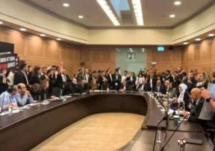 احتجاج عائلات قتلى 7 أكتوبر يوقف مؤقتًا جلسة محاكمة نتنياهو