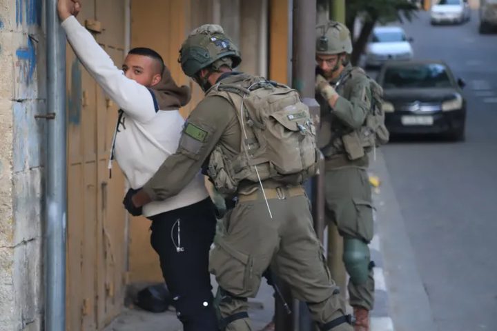 حملة اقتحامات واسعة.. الاحتلال يعتقل عشرات المواطنين من الضفة بينهم أسرى محررين