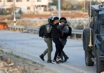 الاحتلال يعتقل شابين من قلقيلية