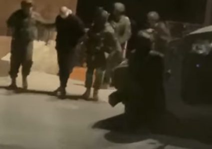 الاحتلال يحتجز 20 مواطنا من أبو ديس ويجري تحقيقا ميدانيا معهم