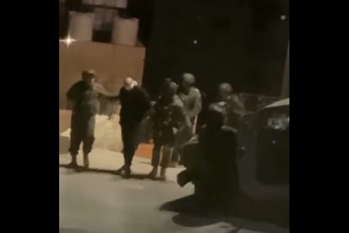 الاحتلال يحتجز 20 مواطنا من أبو ديس ويجري تحقيقا ميدانيا معهم