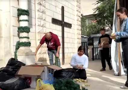 بالصور| شبّان فلسطينيون يزيّنون كنيسة العائلة المقدسة في غزة قبيل عيد الميلاد