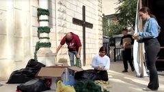 بالصور| شبّان فلسطينيون يزيّنون كنيسة العائلة المقدسة في غزة قبيل عيد الميلاد