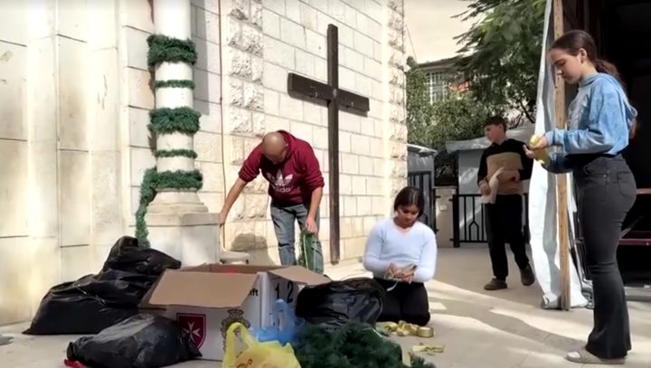 بالصور| شبّان فلسطينيون يزيّنون كنيسة العائلة المقدسة في غزة قبيل عيد الميلاد