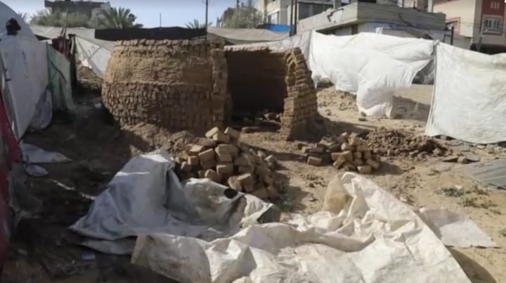 بالصور| غزّيون يشيدون ملاجئ بالطين والركام لمواجهة برد الشتاء