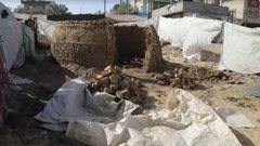 بالصور| غزّيون يشيدون ملاجئ بالطين والركام لمواجهة برد الشتاء