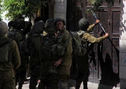 مستوطنون يقتحمون ديراستيا ويُداهمون منازل المواطنين شمال غرب سلفيت