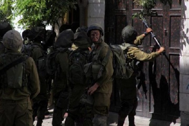 مستوطنون يقتحمون ديراستيا ويُداهمون منازل المواطنين شمال غرب سلفيت