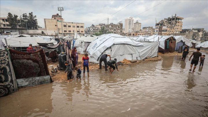 سيول وأمطار تغرق خيام النازحين في غزة و250 ألف أسرة تواجه البرد والتشرد