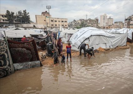 سيول وأمطار تغرق خيام النازحين في غزة و250 ألف أسرة تواجه البرد والتشرد