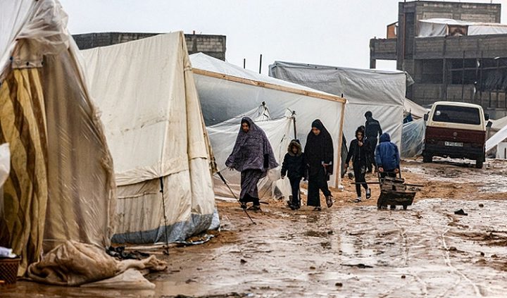 شهيدان برفح و مياه الأمطار تُغرق خيام النازحين في قطاع غزة